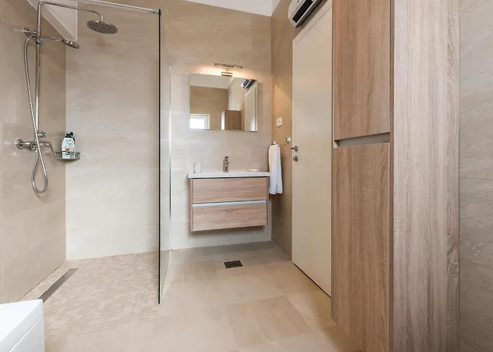 בית נופש Awesome In With Wifi שיבניק